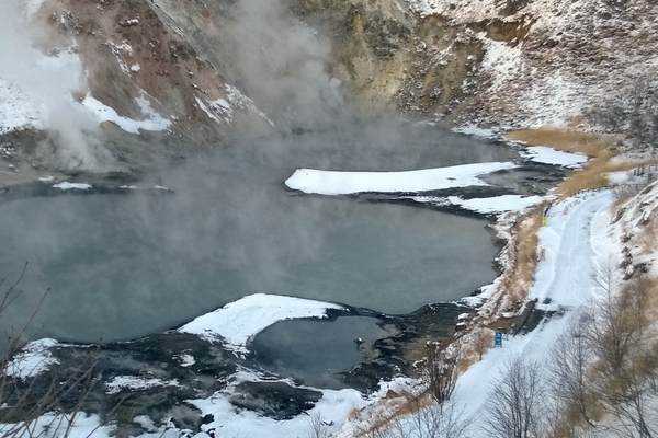 泡温泉要带泳帽吗,温泉需要带泳帽么