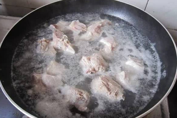 排骨怎么焯水去腥,排骨焯水加料酒去腥吗