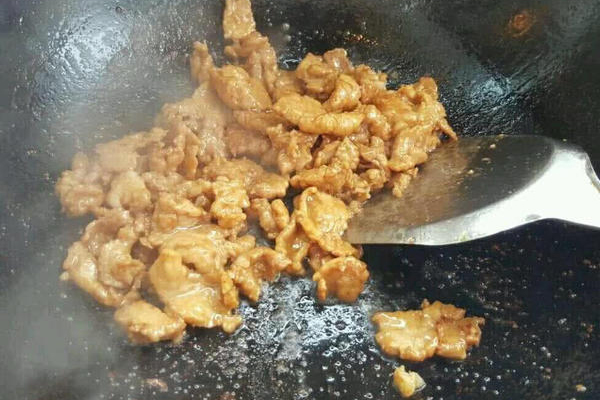 煮猪肉放酱油吗,猪肉炒酱油怎么炒