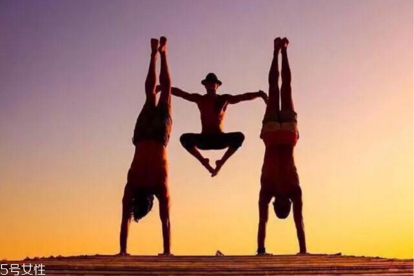 练瑜伽穿什么衣服好(做瑜伽穿什么衣服最舒服)