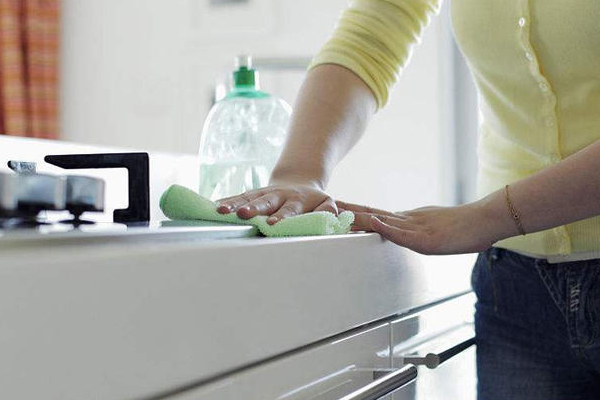 怎么清理厨房下水管道的油污,厨房地面油污怎么清理