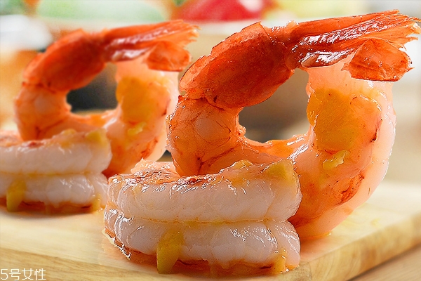 阿根廷红虾生的是什么颜色,阿根廷红虾口感怎么样