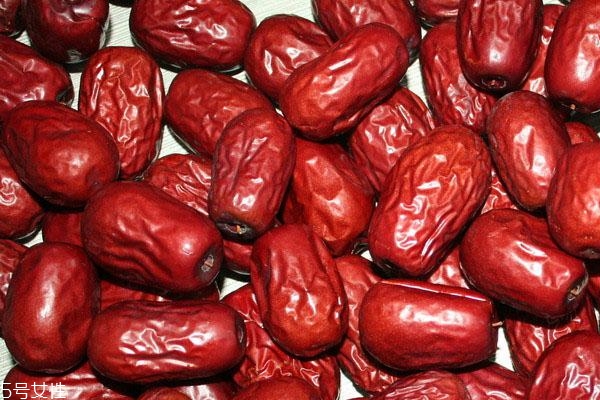 大枣变黑了可以吃吗,大枣里面颜色发黑