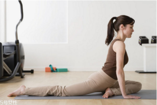 膝盖疼怎么练瑜伽好(膝盖疼能练瑜伽吗) 膝盖疼怎么练瑜伽好(膝盖疼能练瑜伽吗)