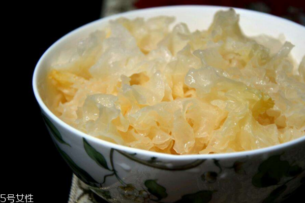 银耳脆的好还是糯的好吃,银耳是脆的好还是糯的好