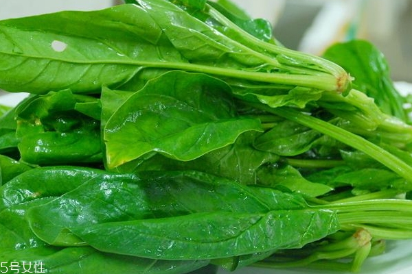 菠菜水可以洗脸吗,菠菜焯的水可以喝吗