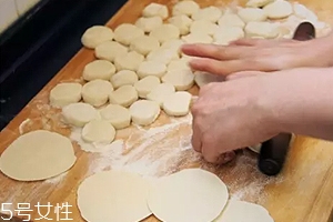 擀饺子皮怎么转圈步骤,擀饺子皮怎么转圈