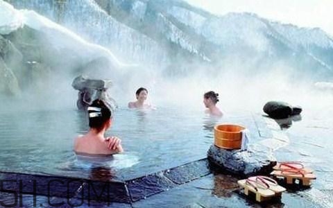 冬季泡温泉有什么好处,秋冬季泡温泉的好处