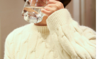 刷牙前漱口吗,刷牙前牙刷要不要漱口