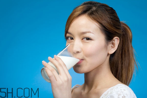 晚上睡觉口干舌燥是什么情况,晚上睡到半夜口干舌燥是什么原因