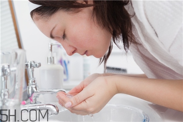 用温水洗脸对痘痘好吗,用冷水洗脸好还是热水洗脸好