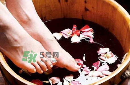 醋泡脚要加水吗?,泡脚水加醋有什么用
