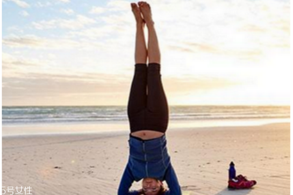 腿向上靠墙式是什么(腿向上靠墙式的好处)