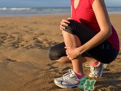 突然小腿抽筋是什么原因引起的,小腿突然抽筋怎么回事并且很痛 突然小腿抽筋是什么原因引起的,小腿突然抽筋怎么回事并且很痛