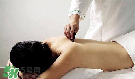 刮痧能治颈椎病吗,颈椎刮痧对颈椎病有好处吗