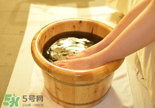 女性冬天泡脚用什么材料好,去寒气用什么泡脚最好 女性冬天泡脚用什么材料好,去寒气用什么泡脚最好