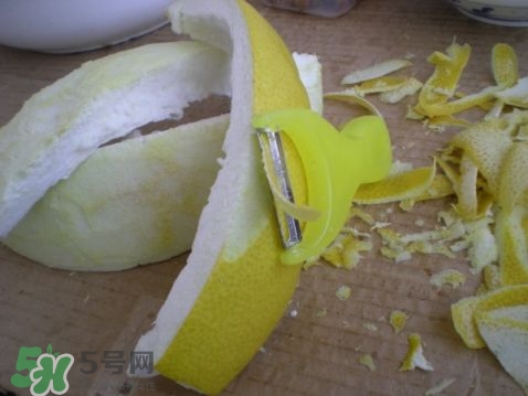 用柚子皮泡脚有什么好处,长期用柚子皮泡脚有害处