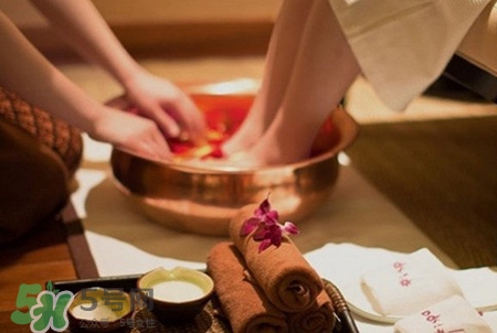 热水泡脚的好处是什么,经常用热水泡脚有什么好处和坏处