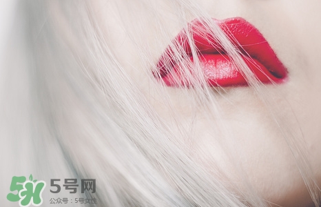 为什么喝很多水嘴唇还是干怎么办,为什么嘴唇喝了很多水还是很干燥