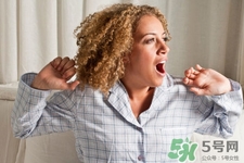 经常连续打哈欠是什么原因引起的,经常打哈欠没有精神是什么原因 经常连续打哈欠是什么原因引起的,经常打哈欠没有精神是什么原因