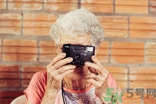 女人长白头发吃什么好,女孩子有白头发怎么回事