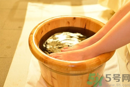 秋天用什么泡脚比较好,秋冬季节用什么泡脚最好