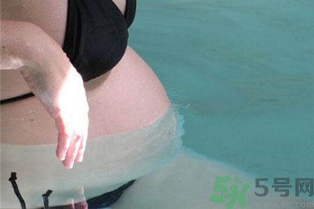 泡温泉会导致流产吗,泡温泉会推迟月经吗