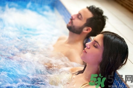 泡温泉可以带金首饰吗,泡温泉可以戴戒指吗