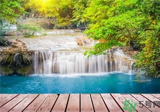 泡温泉可以戴隐形眼镜吗,泡温泉能带隐形眼镜么