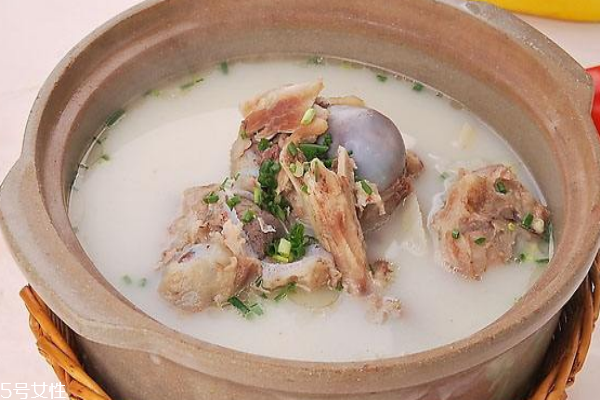 孕期喝骨头汤补钙吗,怀孕喝骨头汤到底有没有营养 孕期喝骨头汤补钙吗,怀孕喝骨头汤到底有没有营养