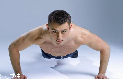 男生做俯卧撑的好处(男性做俯卧撑有什么好处)