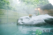 皮肤病能泡温泉吗,泡温泉能治皮肤病吗