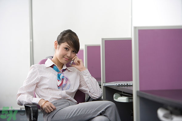 耳机接电话辐射大吗,用耳机打电话是不是辐射比较小