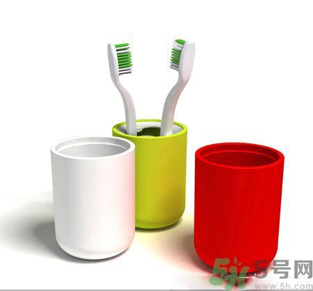 每次换新牙刷牙龈出血,刷牙牙龈出血还要继续刷吗