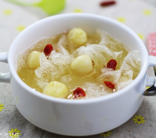 银耳莲子羹的做法步骤,银耳莲子羹的做法功效 银耳莲子羹的做法步骤,银耳莲子羹的做法功效