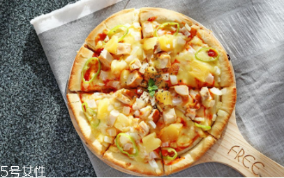 一天吃整个披萨会胖吗,一周吃一次披萨会不会长胖