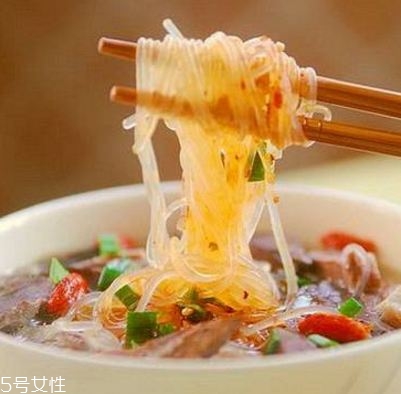 鸭血粉丝汤不能和什么一起吃吗,鸭血粉丝汤什么人不能吃 鸭血粉丝汤不能和什么一起吃吗,鸭血粉丝汤什么人不能吃