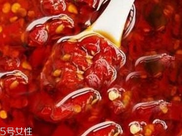 豆瓣酱和甜面酱哪个好吃,甜面酱好吃还是豆瓣酱好吃 豆瓣酱和甜面酱哪个好吃,甜面酱好吃还是豆瓣酱好吃