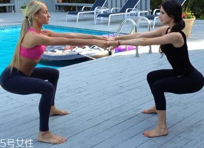 女性深蹲标准姿势(女士深蹲的标准动作)