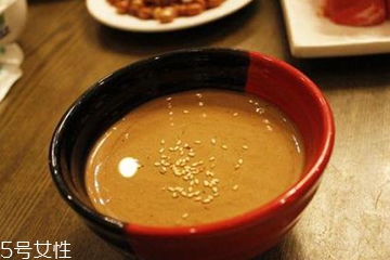 黑芝麻酱和白芝麻酱哪种营养好,黑芝麻和黑芝麻酱营养一样吗