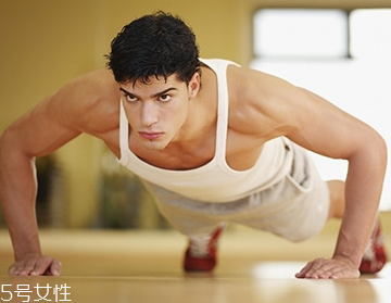 做俯卧撑的注意事项(做俯卧撑的注意事项不正确的是)