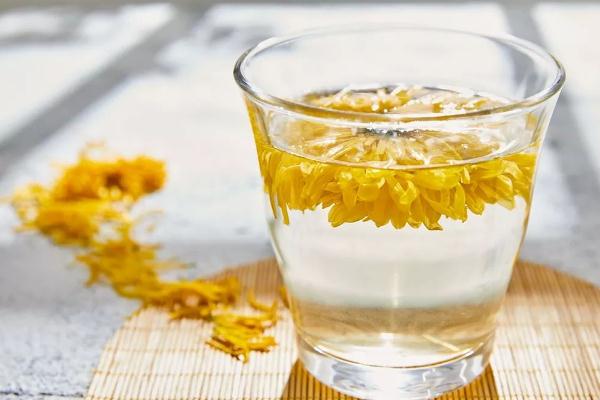 女性菊花茶喝多了有什么坏处,菊花茶喝多了有什么坏处?晚上喝好吗?