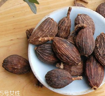 草果泡茶喝有什么功效,蜂蜜泡茶的功效和作用 草果泡茶喝有什么功效,蜂蜜泡茶的功效和作用