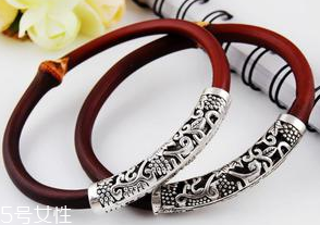 鸡血藤手镯的功效和作用,戴鸡血藤手镯的好处和坏 鸡血藤手镯的功效和作用,戴鸡血藤手镯的好处和坏