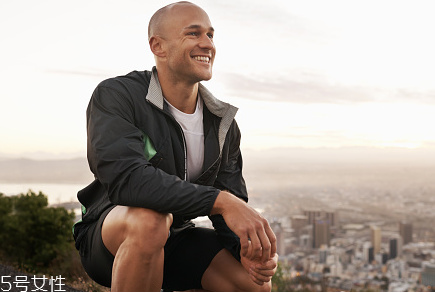 如何避免深蹲对膝盖的伤害(深蹲损害膝盖吗)