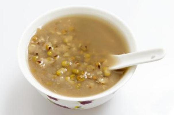 晚上喝绿豆汤有什么功效,喝绿豆汤有什么功效和作用