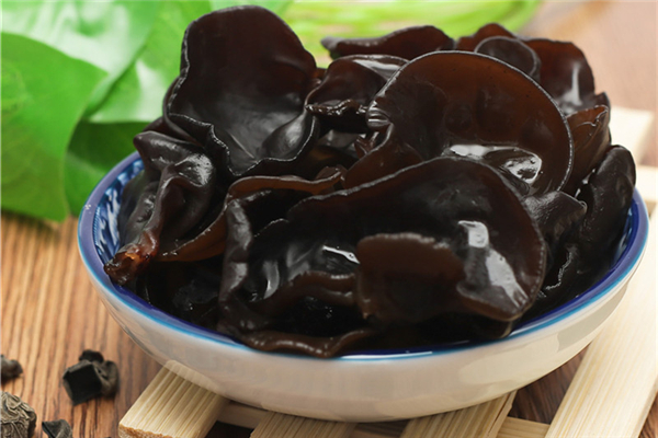 刚泡好的木耳有味道可以吃吗,木耳泡了有味道怎么回事