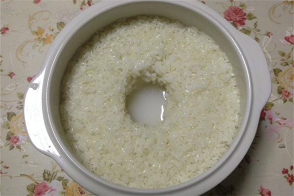 做酒酿的糯米要泡多久,酿酒的糯米浸泡时间