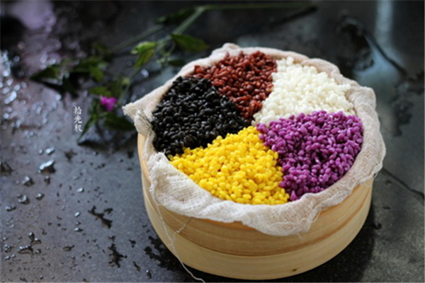 做糯米饭用热水还是冷水泡,糯米饭可以用开水泡吗