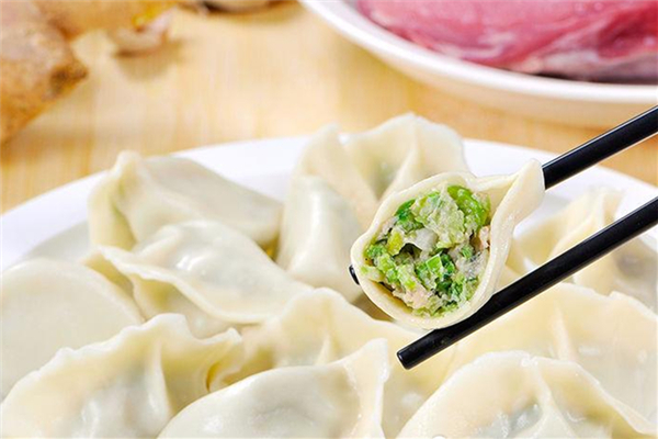 芹菜包饺子用不用焯水?,芹菜包饺子用不用开水焯一下